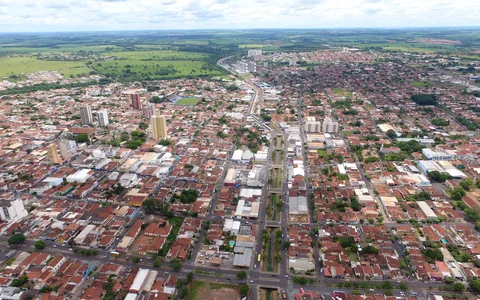 Olímpia vista do alto · SP Vista aérea de Olímpia, SP, fotografada por drone