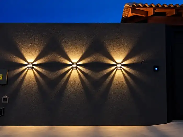 Iluminação decorativa com arandelas em área externa