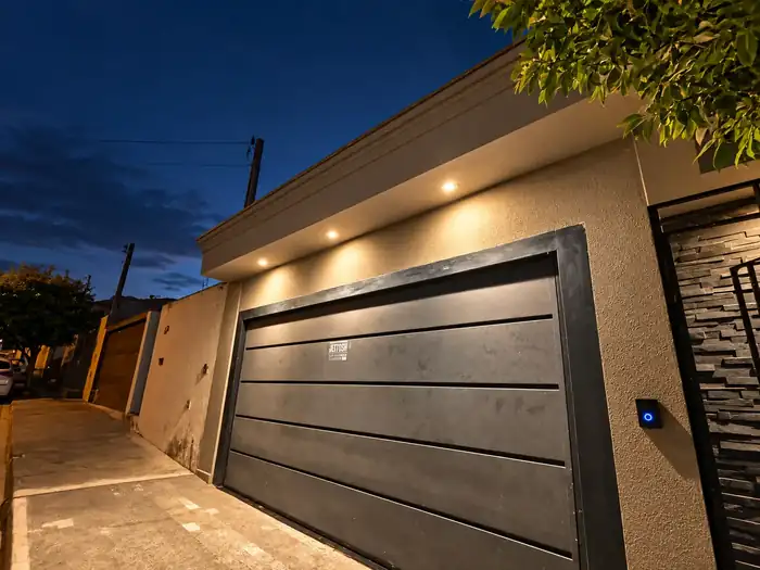 Iluminação externa de fachada residencial